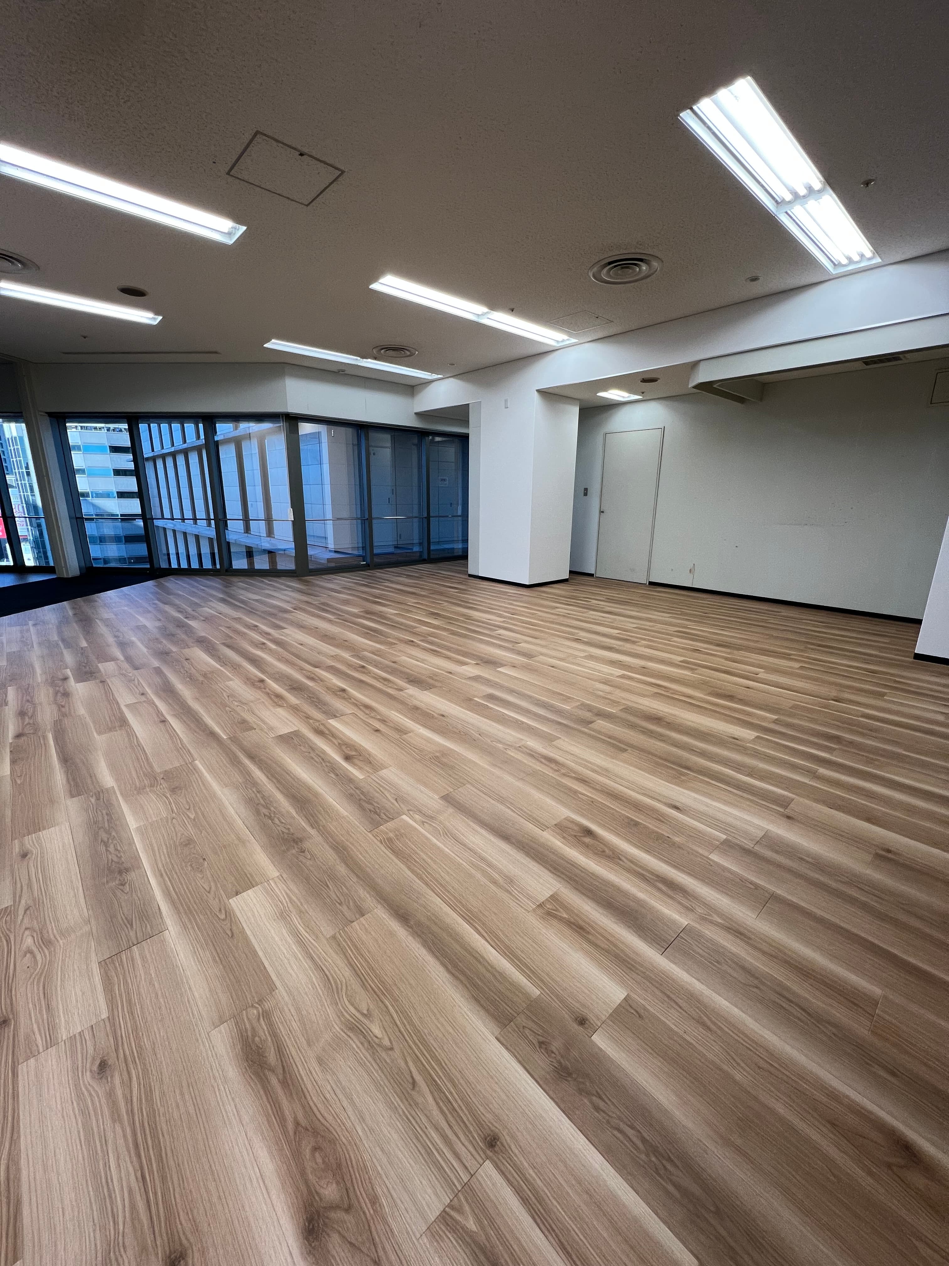 移転先の空きオフィスフロア(内装工事の施工前)