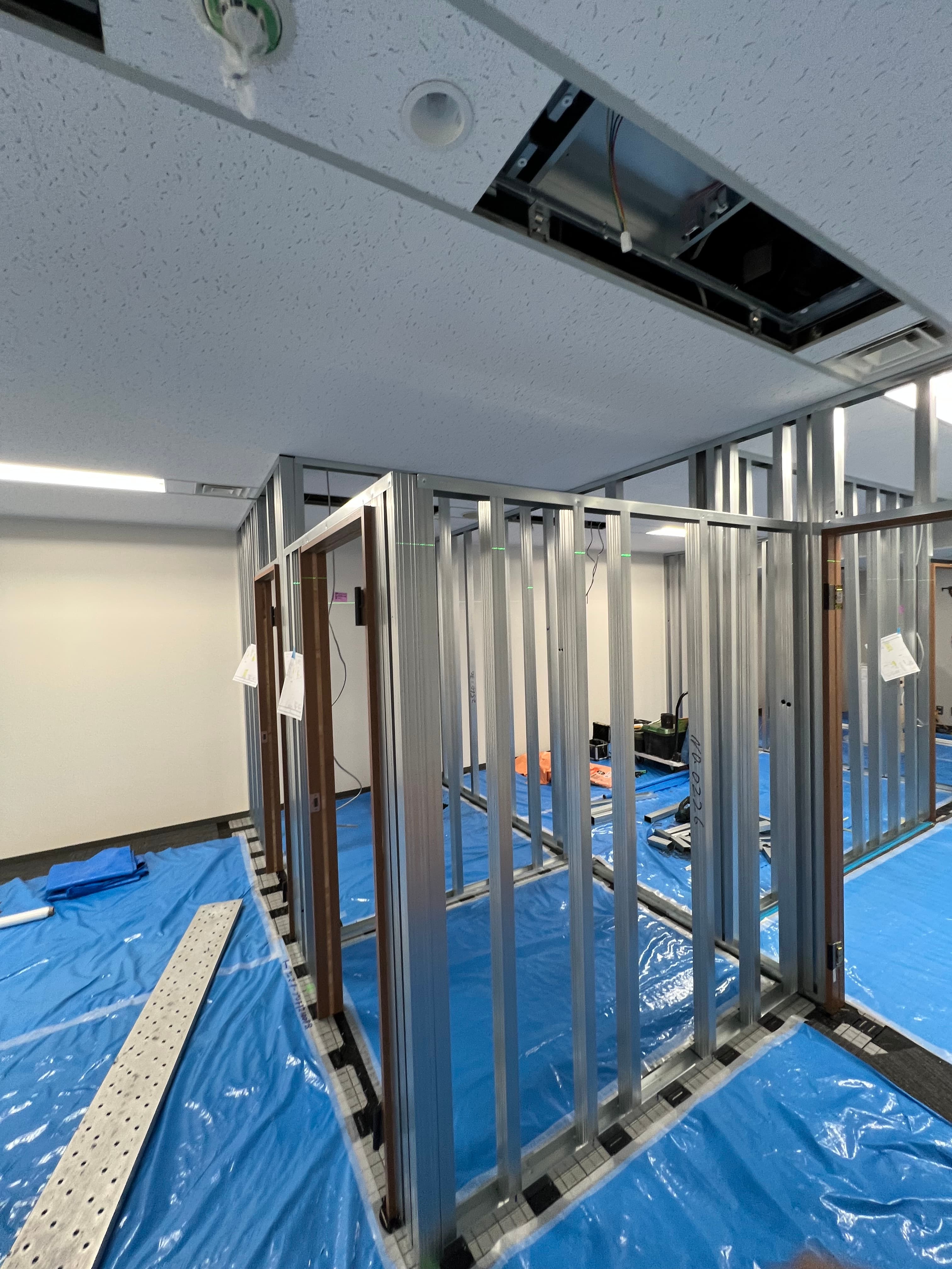軽量鉄骨下地組み立てのオフィス内装工事現場